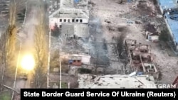 Украинский танк ведет огонь в городе Соледар Донецкой области. Скриншот из видео, опубликованного Государственной пограничной службой Украины 8 января 2023 года