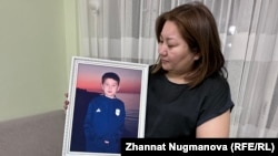 Гаухар Керимбекова держит портрет своего сына Султана. Его убили выстрелом в голову 5 января 2022 года. Стрелявший не найден, дело закрыто. Алматы, 5 января 2023 года