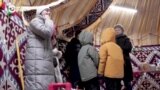 "Юрты несокрушимости": этнические казахи помогают греться жителям разрушенных украинских городов