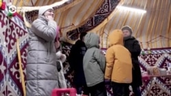 "Юрты несокрушимости": этнические казахи помогают греться жителям разрушенных украинских городов