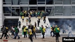 Сторонники Болсонару штурмуют президентский дворец, 8 января 2023 года