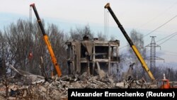 Разрушенное здание ПТУ, где дислоцировались российские военные. Макеевка, Донецкая область, Украина. 4 января 2022 года