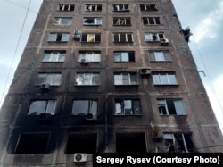 Одно из разрушенных обстрелами зданий Мариуполя. Снимок Сергея Рысева