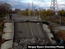 Разрушенный мост в Мариуполе. Снимок Сергея Рысева