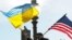 USA – A worker installs Ukrainian and U.S. flags near the U.S. Capitol ahead of a visit by Ukraine's President Volodymyr Zelenskiy for talks with U.S. President Joe Biden and an address to a joint meeting of Congress in Washington, U.S., December 21, 2022