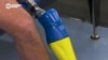 Раненых украинских военных в США учат ходить на желто-блакитных протезах
