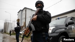 Полицейские патрулируют город Митровица на севере Косова. 12 декабря 2022 года. Фото: Reuters