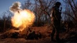 Украинские военные атакуют позиции россиян из миномета, январь-2023