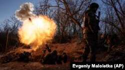 Украинские военные атакуют позиции россиян из миномета, январь-2023