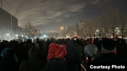 Астана, 26 ноября. Группа людей пыталась пройти шествием по городу, но была задержана полицией