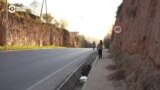 Дорога в школу – по трассе с фурами: как добираются на учебу дети в Кулябе