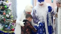 Куклы, самокаты и немного праздника: в Бишкеке дарят новогодние подарки детям в трудной жизненной ситуации