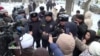 В Бишкеке задержали участников марша в поддержку фигурантов "Кемпир-Абадского дела"