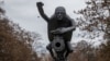 В Праге установили памятник Путину в виде орка, закручивающего газовый кран