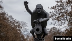 Памятник Путину в виде орка, закручивающего газовый кран в Праге