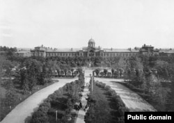 Богадельня братьев Боевых и парк в 1913 году. Фото: Альбом зданий, принадлежащих Московскому городскому общественному управлению