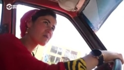 Таджикистанка Гульноза работает таксисткой и чинит машины: это редкость в ее консервативной стране