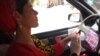 Таджикистанка Гульноза работает таксисткой и чинит машины: это редкость в ее консервативной стране