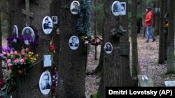 Часть импровизированного мемориала жертвам советских политических репрессий на Левашовском кладбище, октябрь 2022 года