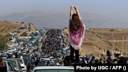 Протесты женщин в Иране начались 16 сентября после гибели 22-летней Махсы Амини, которая, вероятно, погибла в результате полицейского насилия после того, как ее задержали за "неправильно надетый" хиджаб