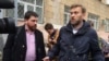 Леонид Волков и Алексей Навальный около здания суда в Новосибирске, 25 марта 2016