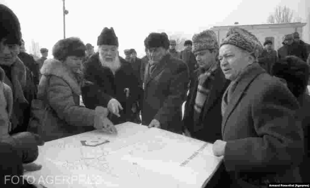 Еуджениу Йордакеску (справа) рассматривает чертежи перед перемещением храма святого Штефана в 1988 году