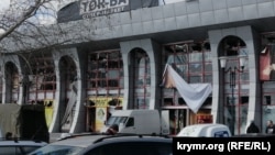 Последствия взрыва снаряда, упавшего на остановку городского транспорта. Николаев, 4 апреля 2022 года