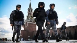 "Бьют именно таджикских мигрантов, потому что некому за них заступиться": правозащитник объясняет облавы в России 
