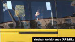 Активистка Венера Жанабаева в полицейском микроавтобусе. Астана, 25 октября 2022 года