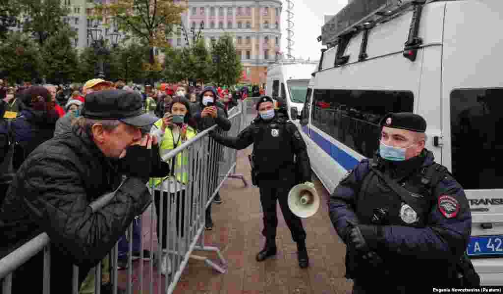 Перед мероприятием полиция оцепила Пушкинскую площадь, а также остановила микроавтобус с оборудованием горкома КПРФ. Уже во время акции силовики включали песни, в частности &quot;Дядя Вова, мы с тобой&quot;