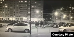 Скриншот записи камеры видеонаблюдения в Новых Ватутинках, зафиксировавшей один из эпизодов конфликта. Источник: телеграм-канал Baza
