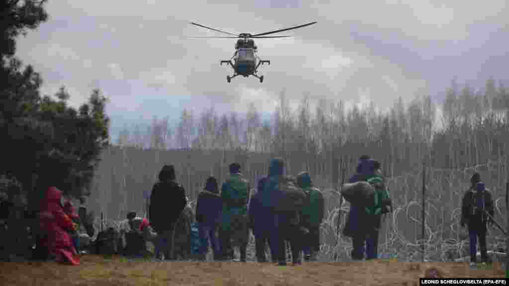 Польские пограничники в ответ подняли в воздух вертолет и отправили на границу военных