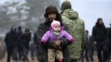 Белорусские власти разместили часть мигрантов с границы на складе: им выдали матрасы, еду и воду