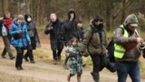Мигранты пришли к КПП на границе Беларуси и Польши и требуют пропустить их в ЕС