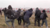Мигранты попытались сломать забор на белорусско-польской границе. Польские силовики применили слезоточивый газ и водометы 