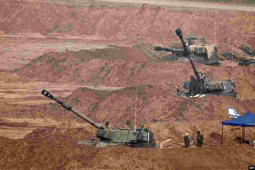 Самоходные артиллерийские машины, занимающие огневые позиции на фоне продолжающихся боев между Израилем и палестинской группировкой боевиков ХАМАС