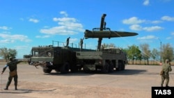 Подготовка к пуску ракеты "Искандер-М" на учениях в Астрахани, май 2015 года 