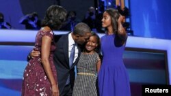 Барак Обама с женой Мишель (слева) и дочерями Сашей и Малией. Архивное фото, 2012 год