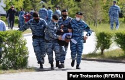 Полиция задерживает людей на площади Независимости в Нур-Султане. Свыше ста человек были задержаны в тот день во время протестов за демократические реформы в стране. Казахстан, 6 июня (Петр Троценко)