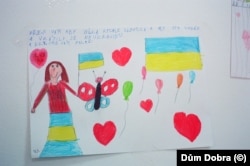 Пожелания чешских детей украинским – один из рисунков, украшающих стены общежития для беженцев