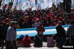 Участники акции солидарности с вице-президентом Аргентины Кристиной Киршнер, на которую было совершено покушение. Буэнос-Айрес, 2 сентября 2022 года. Фото: Reuters