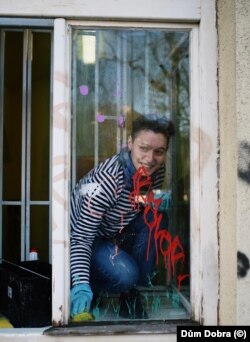Волонтеры "Дома добра" обустраивают общежитие для беженцев из Украины