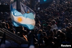 Сторонники Кристины Киршнер на марше в Буэнос-Айресе после покушения на нее. 2 сентября 2022 года. Фото: Reuters