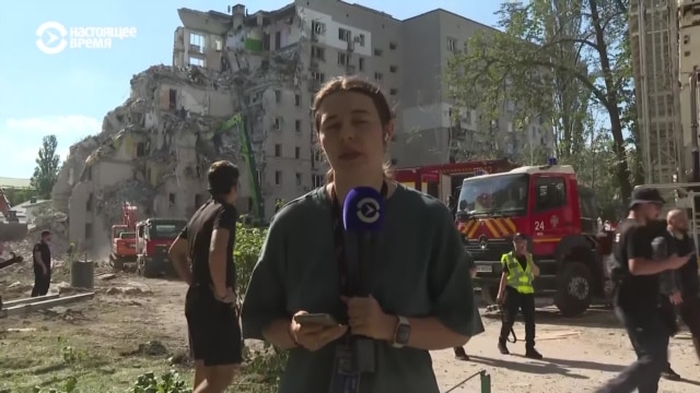 "В больницах фамилии нет". Жители разрушенного российским ударом дома в Киеве ищут близких, пока спасатели разбирают завалы