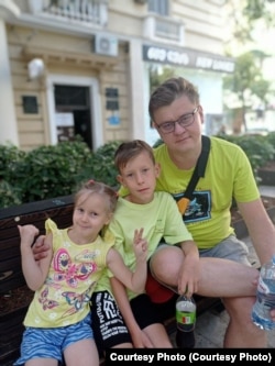 Евгений Карпов с детьми