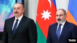 Президент Азербайджана Ильхам Алиев (на фото слева) и премьер-министр Армении Никол Пашинян договорились о взаимном признании территориальной целостности двух стран