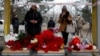 Жители Днепра приносят цветы и игрушки к девятиэтажке, разрушенной в результате ракетного обстрела РФ. 16 января 2023 года. Фото: Reuters
