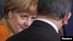 Ангела Меркель беседует с Ахметом Давутоглу