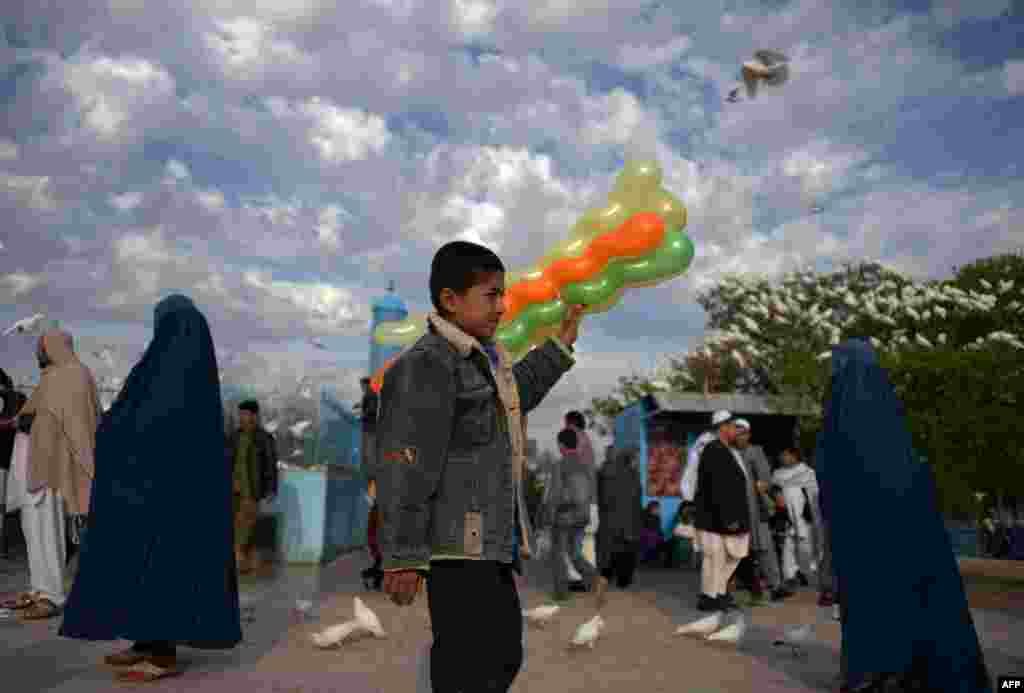 Продавец воздушных шариков во дворе Голубой Мечети в Афганистане