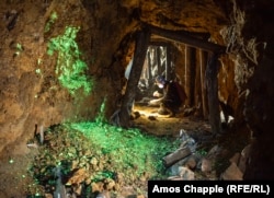 Участок заброшенной урановой шахты в Южной Богемии, где благодаря ультрафиолетовому свету можно увидеть светящиеся кристаллы отенита